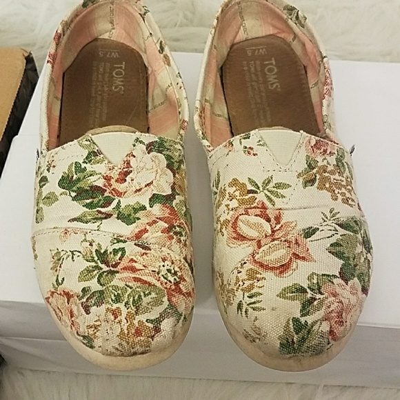 SHABBY CHIC CREAM FLORAL TOMS - Picture 2 of 4